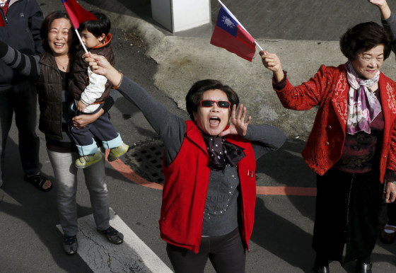 Image: Supporters of Taiwan's ruling Nationalist Party, or Kuomintang (KMT), chairman and presidential candidate Eric Chu shout slogans during a rally ahead of Taiwan's election on January 16, in Yuanlin City, Changhua County