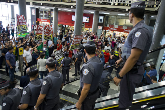 Opponents to former Brazilian President Luiz Inacio Lula da Silva demonstrate in front of a Federal Police station