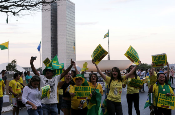 Image: Brazilans demonstrate in favor of the impeachment of President Dilma Rousseff in front of the Brazilian National congress in Brasilia