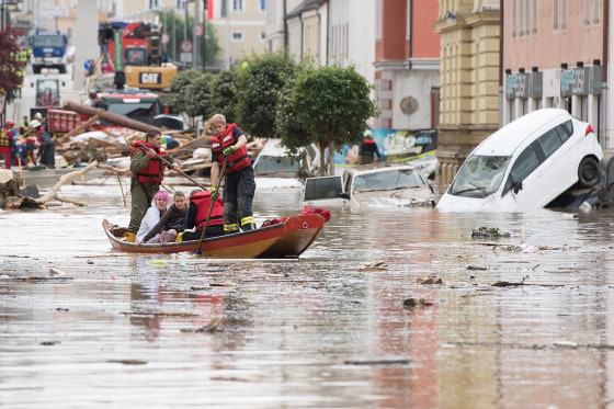 Image: Firemen rescue two women following heavy floods in Simbach am Inn, Germany