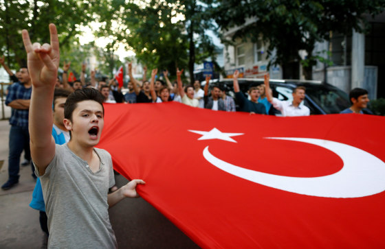 Image: Turkish ultra-nationalists protest outside the German Consulate in Istanbul