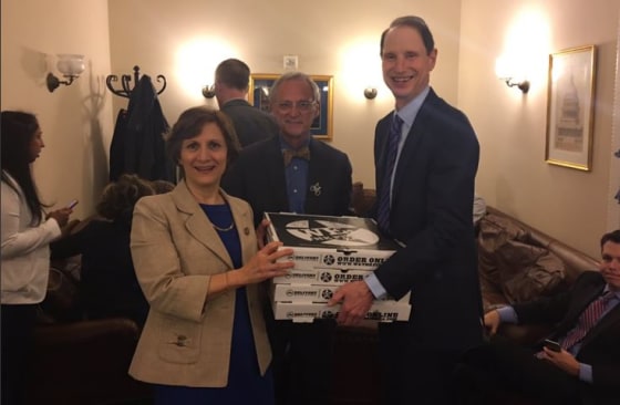 A tweet from Sen. Ron Wyden shows pizzas delivered for House sit-in.