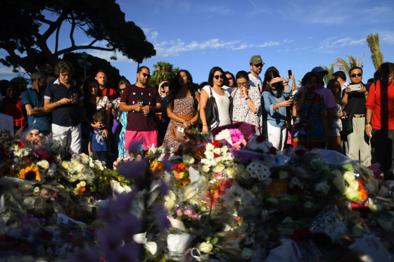 Image: People visit the scene and lay tributes to the victims of a terror attack in Nice