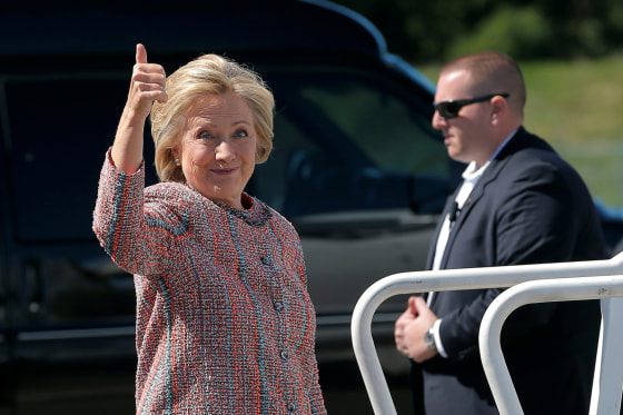 Image: U.S. Democratic presidential candidate Hillary Clinton gives a thumbs up as she boards her campaign plane in White Plains