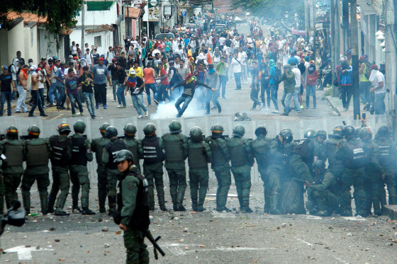 Image: Demonstrators clash with members of Venezuelan National Guard