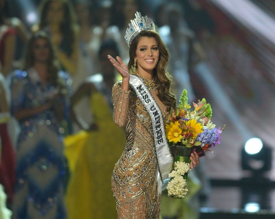 Image :Miss Universe Iris Mittenaere of France waves to the audience after winning the title at the Mall of Asia Arena in Manila on January 30, 2017.
