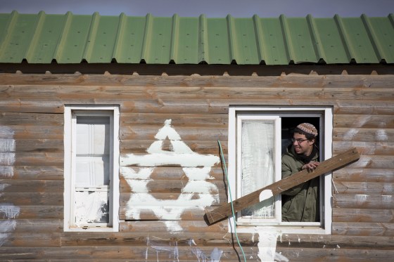 Image: Israeli settlers block Amona evacuation