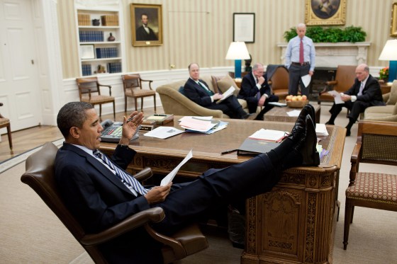 https://media-cldnry.s-nbcnews.com/image/upload/t_fit-560w,f_auto,q_auto:best/newscms/2017_09/1917631/170228-obama-desk-feet-oval-office-1247p-1917631.jpg