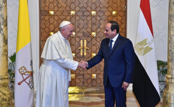 Image: Egyptian President Abdel Fattah al-Sisi shaking hands with Pope Francis