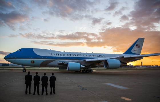 Image: Secret Service agents stand by as Air Force One departs from Dallas