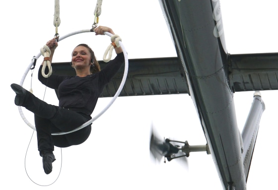 Image: Erendira Wallenda performing above Niagra Falls
