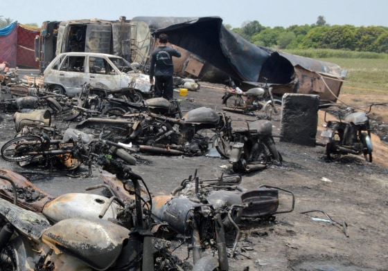 Image: At least 148 people killed in an oil tanker explosion near Bahawalpur, Pakistan