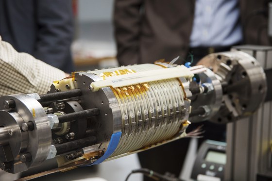Image:  the National MagLab reached a magnetic field of 32 teslas