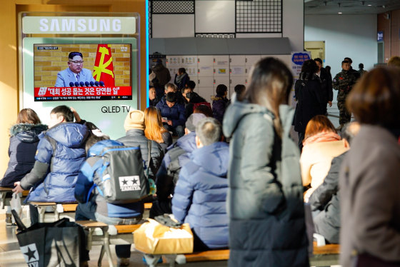 Image: South Koreans in Seoul's main train station watch Kim Jong Un address