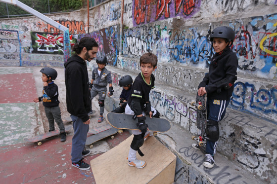 Image: Refugees skateboarding