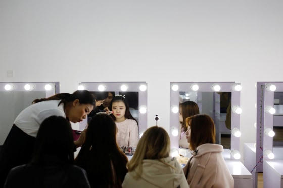 Image: Girls attend make-up training session in Beijing