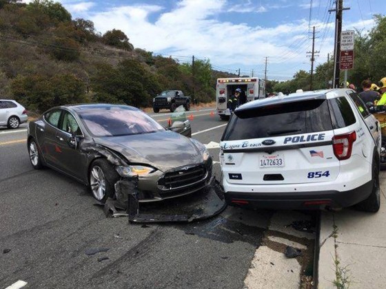 Image: Autopiloted Tesla car involved in accident