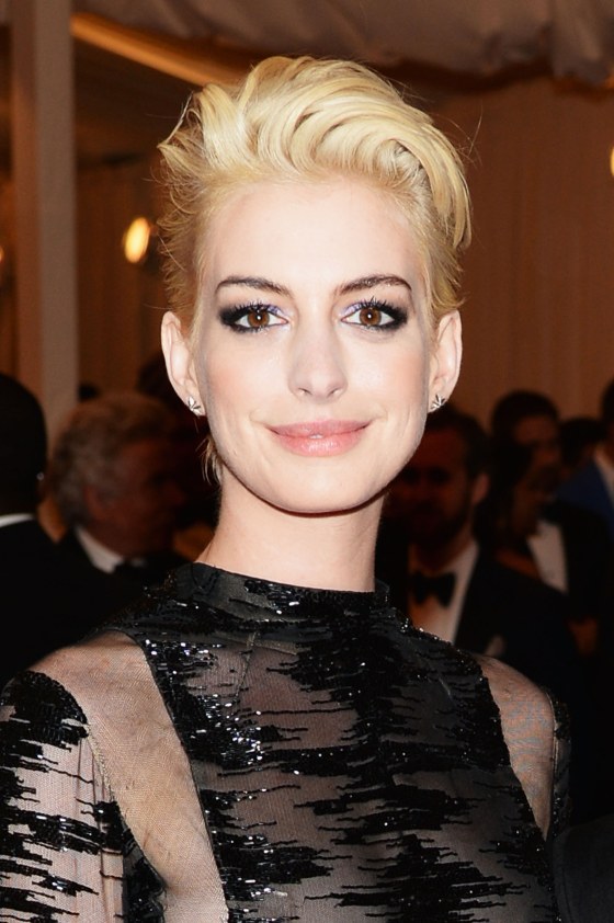 Red Carpet Hair: Anne Hathaway at the National Board of Review Awards Gala  - Beautygeeks