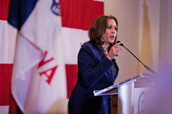 Image: California Senator Harris campaigns in Des Moines