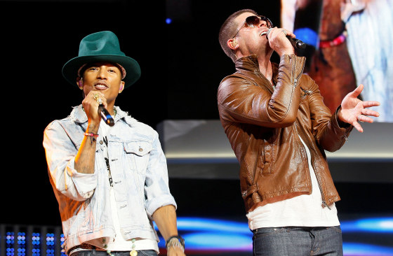 Image: Singer, Williams and Thicke perform together at the Walmart annual shareholders meeting in Fayetteville