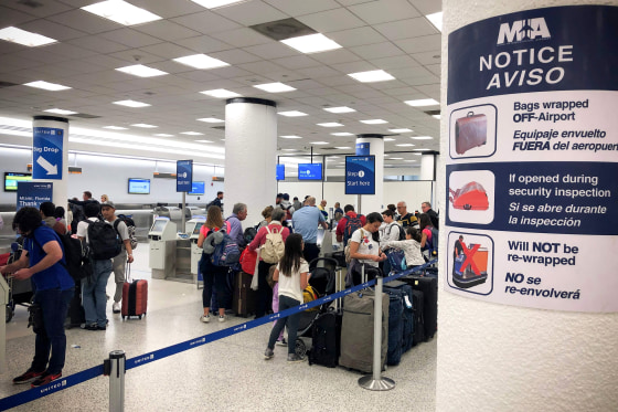 Image: US-POLITICS-SHUTDOWN-AIRPORT-MIAMI