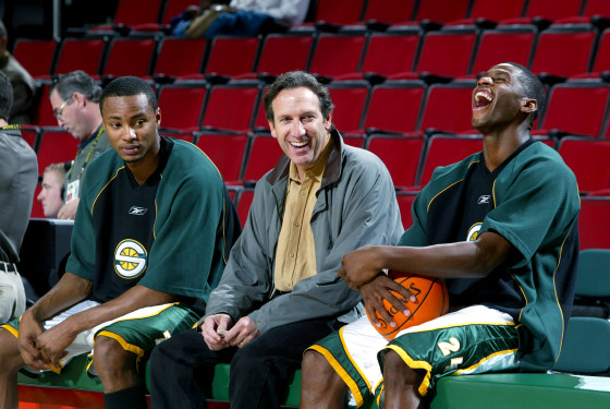 Schultz chats with Lewis, Mason