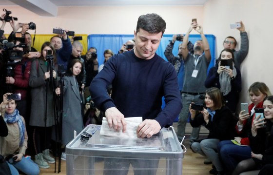 Image: Candidate Zelenskiy casts his ballot during Ukraine's presidential election in Kiev