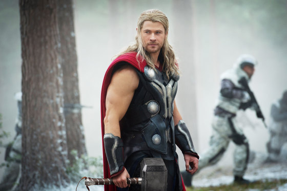 Ellen DeGeneres mostra compilado de Chris Hemsworth sem camisa como Thor