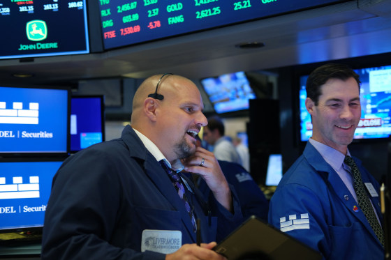 Image: S&P 500 Briefly Reaches Past 3,000 For First Time As Fed Chair Hints At Rate Cut