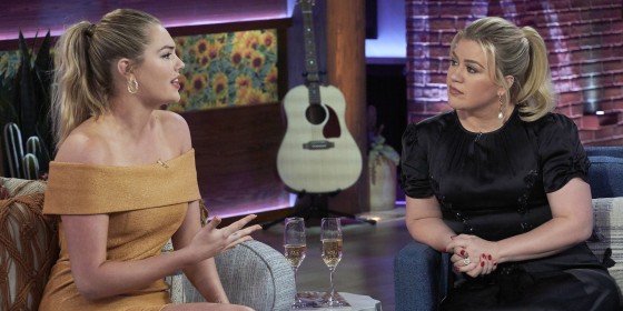 Kelly Clarkson just shared the most relatable breastfeeding story with her  fans