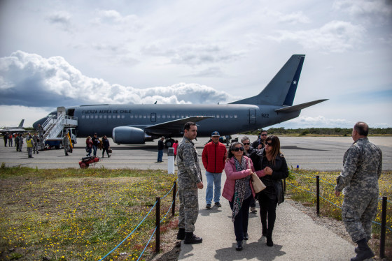 Image: Relatives of passengers on the Hercules C-130 aircraft of Chile's Air Force that crashed arrive at an Air Force base in Punta Arenas city