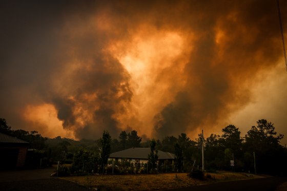 Image: Bushfires approach a home on the outskirts of the town of Bargo near Sydney