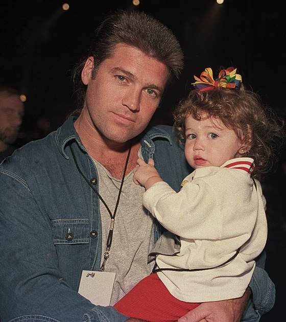 Miley Cyrus New Hairstyle Looks A Lot Like Her Dad S Old Mullet