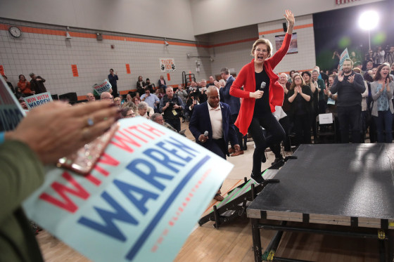 Image: Presidential Candidate Elizabeth Warren Campaigns In Eastern Iowa