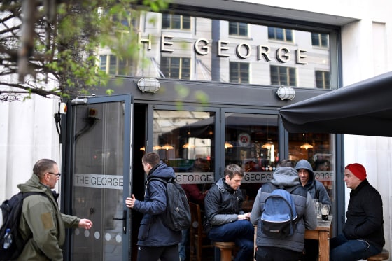 Image: BRITAIN-HEALTH-VIRUS-RETAIL-PUBS