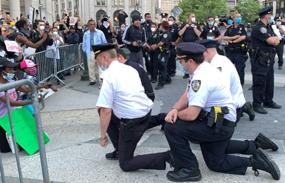 Nypd Lieutenant Apologizes To Colleagues For Kneeling During George