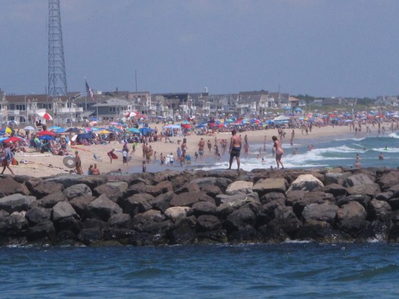 Image: A large crowd fills the beach in Manasquan, N.J.