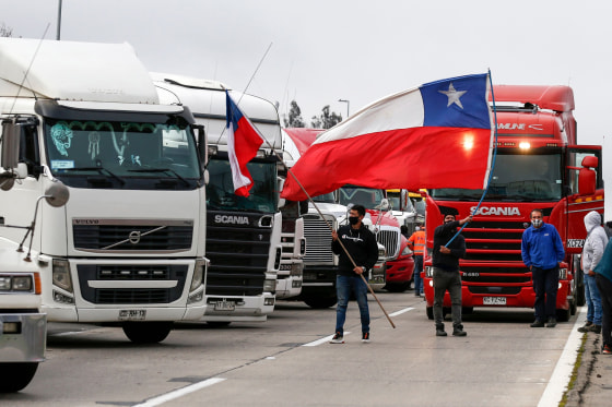 Image: Truck drivers protest Chile