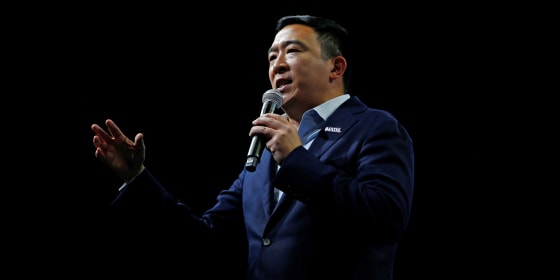 Image: U.S. Democratic presidential contenders attend a party dinner