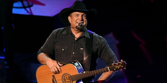 Garth Brooks thanks Trisha Yearwood and 3 daughters as he accepts ...