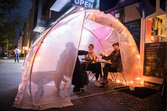Image: Guests sit in small greenhouse as a protection measure against the coronavirus (Covid-19) at a coffee shop and bar in Berlin