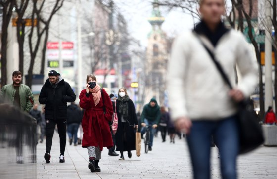 Image: People with protective masks walk down a shopping street during the second lockdown as the coronavirus disease (COVID-19) outbreak continues in Vienna