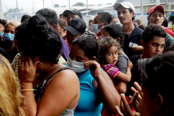 Image: People queue for food under an overpass, where they are sheltered along other residents that lost their homes due to the floods caused by heavy rain brought by Storm Iota, in San Pedro Sula