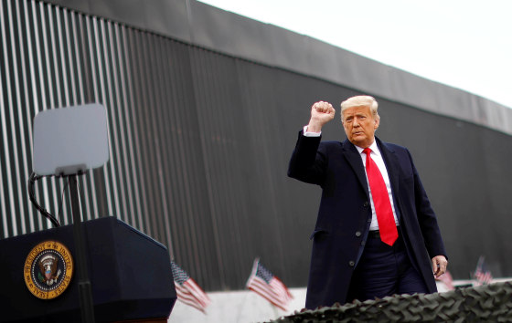 Image: U.S. President Donald Trump visits the U.S.-Mexico border wall, in Alamo, Texas