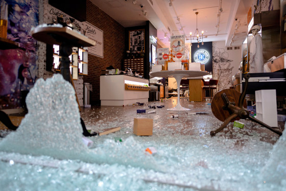 Image: Store looting