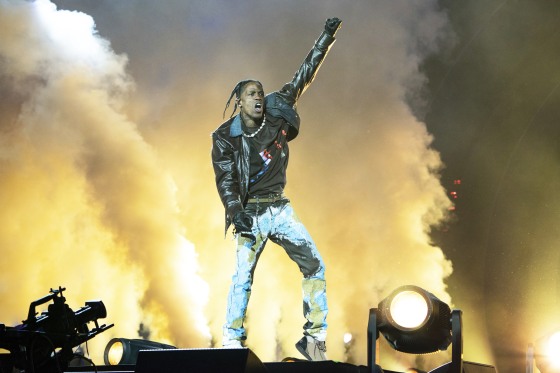 Rap Artist Travis Scott throws the first pitch before the game Photo  d'actualité - Getty Images