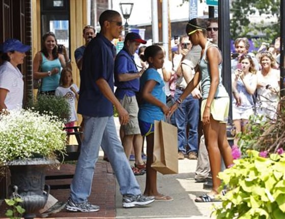 Obama shops for books in Martha's Vineyard in Massachusetts