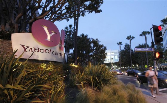 Yahoo board to review CEO's resume 'error'