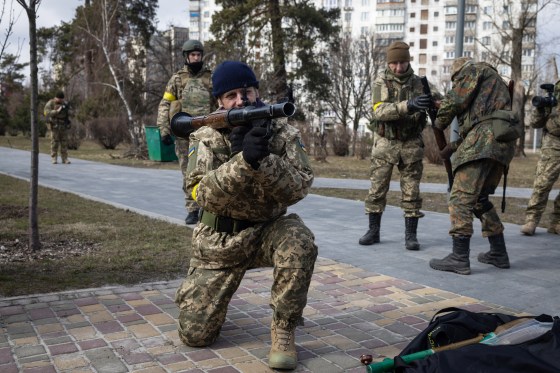 Image: Weapon Training In Kyiv