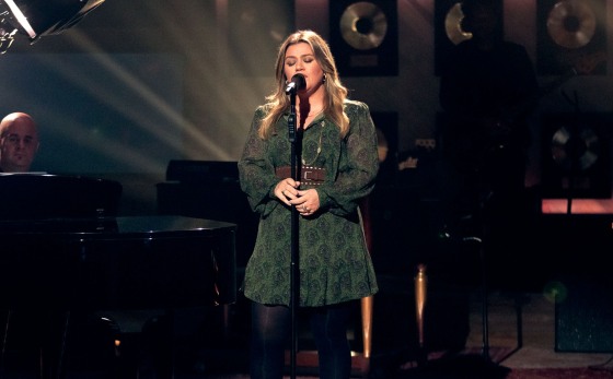 Kelly Clarkson Performs A Powerful Cover Of Alanis Morissette’s ‘ironic’